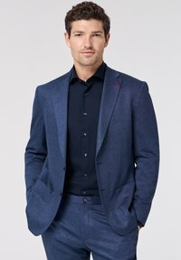 Donkerblauwe blazer met bijpassende broek van gestructureerde stof, voorzien van een sluiting met twee knopen, notch-revers en zijzakken.