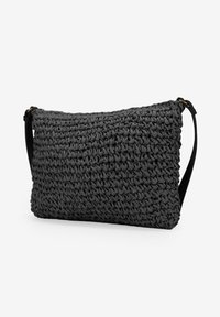 Borsa nera intrecciata con superficie texture, forma rettangolare e tracolla; presenta una chiusura con zip e dettagli in metallo.