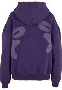 Felpa con cappuccio viola, con cappuccio regolabile e vestibilità oversize. Presenta grandi forme astratte di colore grigio chiaro e liscio sul retro.