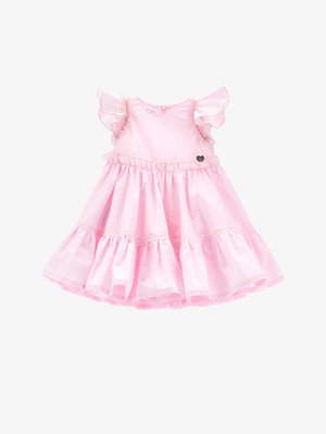 Roza otroška obleka z volanastimi kratkimi rokavi, nabranim pasom, večplastno krilom in majhnim črnim logotipom v obliki srca na desni sprednji strani.