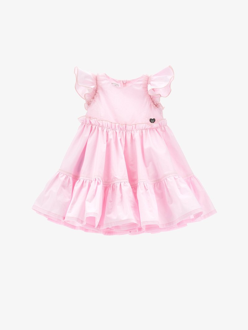 Ροζ φόρεμα για νήπιο με βολάν στα κοντά μανίκια, σούρα στη μέση, φούστα με βαθμίδες και μικρό μαύρο λογότυπο σε σχήμα καρδιάς στη δεξιά πλευρά μπροστά.