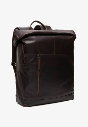 Zaino in pelle marrone con design a roll-top, dotato di una tasca frontale con zip e texture liscia. Spallacci regolabili e manico superiore.
