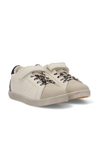 Zapatillas beige con una parte superior de cuero suave, detalles texturizados en el talón, cordones de estampado de leopardo y una correa de velcro para el cierre.