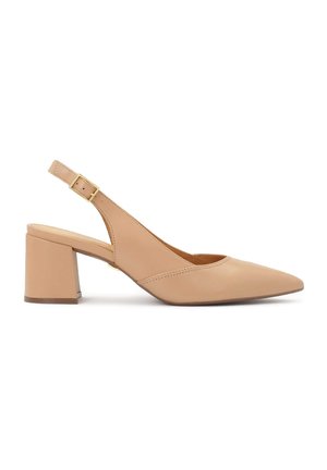 Décolleté in finta pelle beige con punta affusolata e tacco blocco di altezza media. Presenta un dettaglio con fibbia dorata sul cinturino alla caviglia.