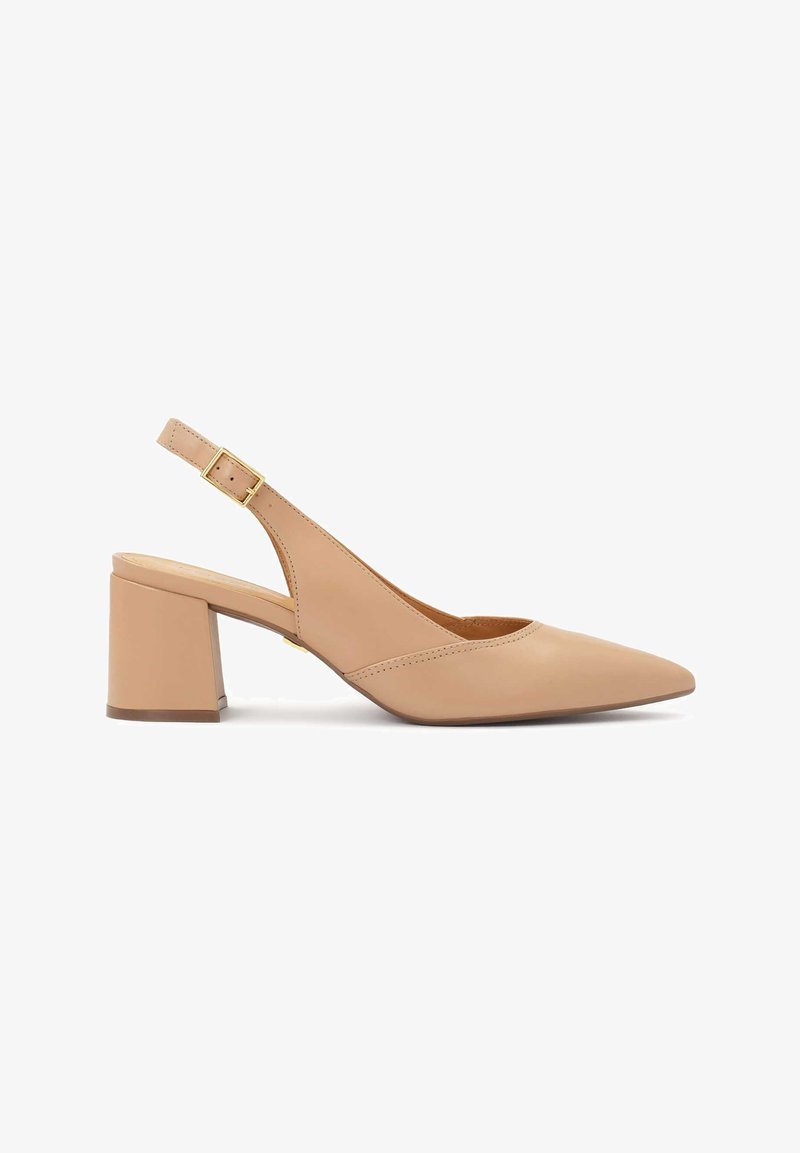 Talons slingback en simili cuir beige avec un bout pointu et un talon carré de hauteur intermédiaire. Comprend un détail de boucle dorée sur la sangle de la cheville.