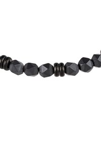 Primo piano di un segmento di collana con perle scure e sfaccettate alternate a perle rotonde lisce su un filo, su sfondo bianco.