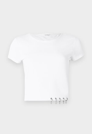 Hvid T-shirt med korte ærmer i bomuld, med rund halsudskæring og metalliske detaljer med hægter ved venstre sømkant.