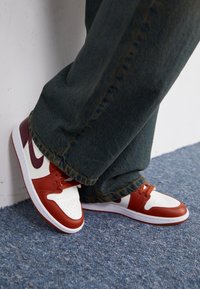 AIR JORDAN 1 MID - Høye joggesko - dusty peach/night maroon/sail/white