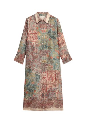 Robe chemise longue avec un design à motifs multiples en rouge, bleu et beige. Fabriquée en tissu léger, avec un col classique et un bouton devant.