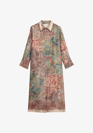 Langes Hemdkleid mit einem Multi-Pattern-Design in Rot, Blau und Beige. Hergestellt aus leichtem Stoff mit klassischem Kragen und Knopfleiste.