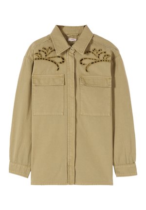 Camicia marrone chiaro a maniche lunghe con due tasche sul davanti e ricamo decorativo vicino alle spalle, con polsini e colletto con bottoni.