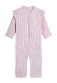 Combinaison bébé rayée rose et blanche avec des manches longues, des accents en volants aux épaules, une fermeture éclair sur le devant et un col rond. Texture en coton doux.