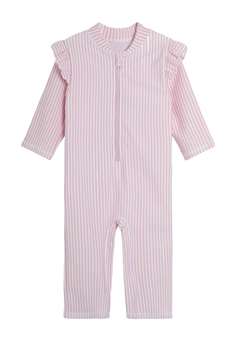 Combinaison bébé rayée rose et blanche avec des manches longues, des accents en volants aux épaules, une fermeture éclair sur le devant et un col rond. Texture en coton doux.