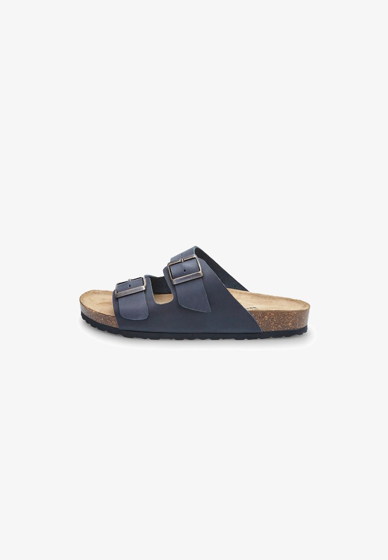 Zilā divu siksnu sandaļa ar sudraba sprādzēm, korķa zole un strukturēta gumijas zole. Atvērta dizaina un plakana profila, kas nodrošina ērtu valkāšanu.