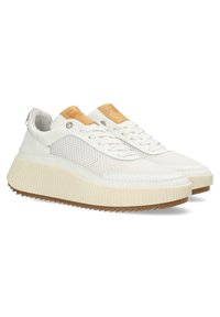 Białe sneakersy z siateczkowym wierzchem i skórzanymi akcentami. Gruba, fakturowana gumowa podeszwa w kremowym kolorze. Okrągły przód z zapięciem na sznurowadła.