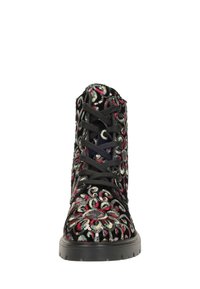 Zwarte enkelboots met complexe bloemembroidery in rood, groen en wit. Ronde neus, vetersluiting aan de voorkant en een getextureerde rubberen zool.