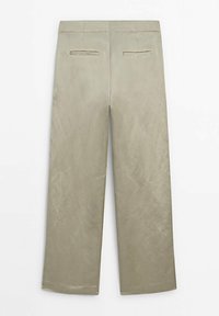 Pantalons beige clair à jambe droite avec deux poches passepoilées à l'arrière, couture visible à la taille et texture de tissu lisse.