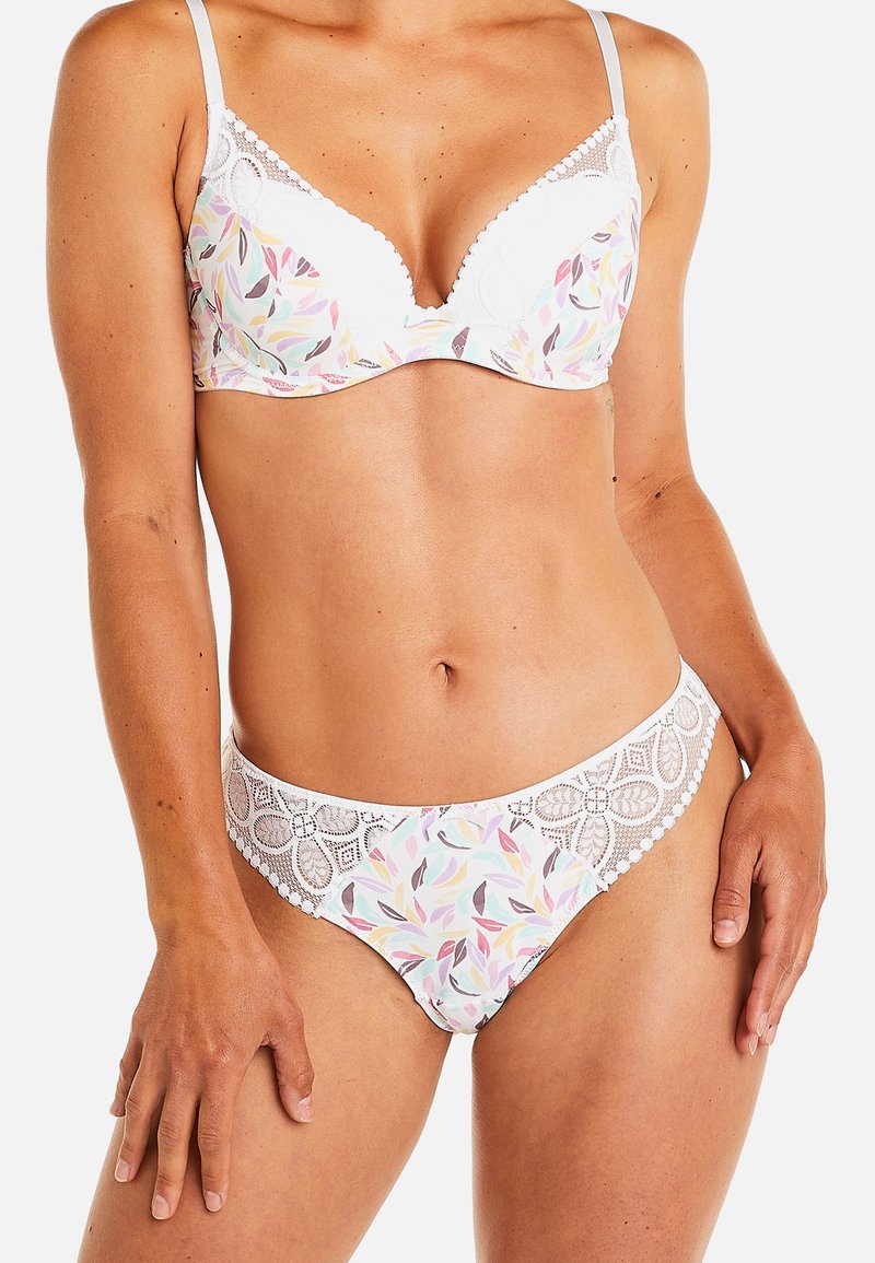 Ensemble de lingerie blanche en dentelle avec un motif floral dans des couleurs pastel. Le soutien-gorge a un décolleté plongeant et des bretelles réglables.