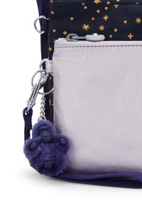 Multilommers taske har et mørkeblåt stof med gyldne stjerner, en lys lilla frontlomme og en pelset lilla poteformet nøgleholder.