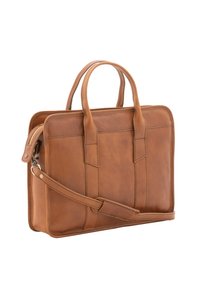 Bruine leren aktetas met bovenhandvaten, afneembare schouderriem, ritssluiting en gestikte accenten. Soepele textuur, rechthoekige vorm.