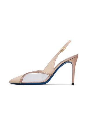 Scarpa slingback beige con tacco alto, punta a punta, pannelli laterali trasparenti, suola blu e cinturino con fibbia dorata.