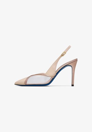 Scarpa slingback beige con tacco alto, punta a punta, pannelli laterali trasparenti, suola blu e cinturino con fibbia dorata.