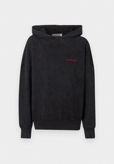 Sweat à capuche noir à manches longues, avec poignets et ourlet côtelés, et petit texte rouge "LES BENJAMINS" sur le côté gauche de la poitrine.