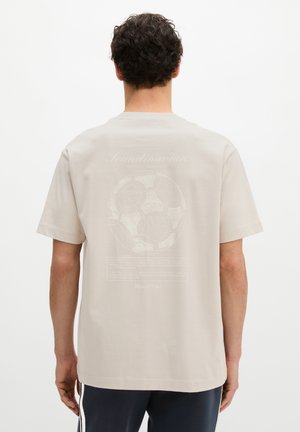 Marc O'Polo MOP CLUB '67 FOOTBALL T-SHIRT, HEAVY JERSEY, OVERSIZE - T-shirt imprimé - beige