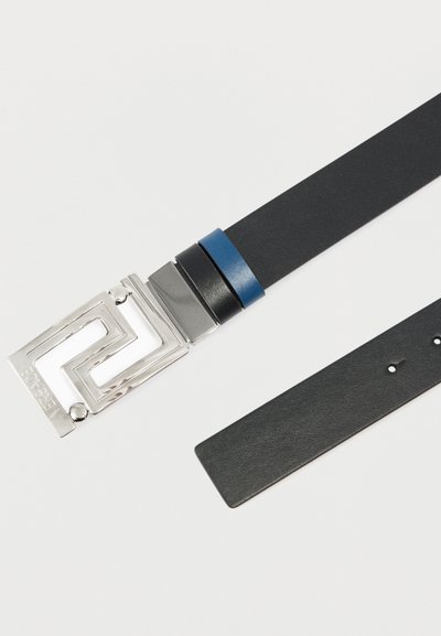 Cintura in pelle nera con fibbia geometrica argentata con logo impresso. Include una cinghia accentata blu e nera. Texture liscia su tutta la superficie.