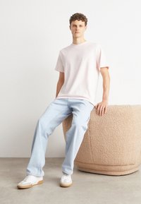 Mads Nørgaard FRODE LOGO TEE - Jednoduché tričko - blushing bride