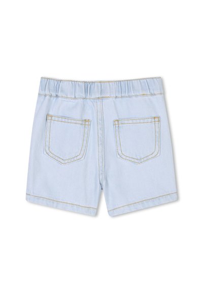Shorts en denim bleu clair avec une ceinture élastique douce, deux poches arrière et des coutures contrastantes visibles.