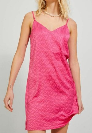 Robe rose sans manches avec un col en V, présentant un motif texturé et une coupe ample. Tissu lisse avec des bretelles fines ajustables.