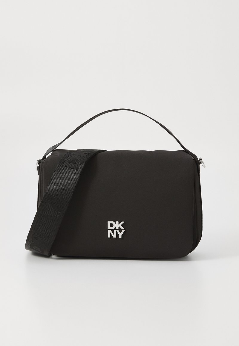 Sort DKNY crossover taske lavet af glat materiale, med lynlås lukning, justerbar stofrem og præget logo på forsiden.