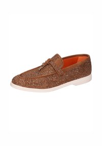 Bruine suède instap-schoen met een gestructureerde bovenkant en metallic versieringen, een witte rubberen zool en een oranje binnenvoering.