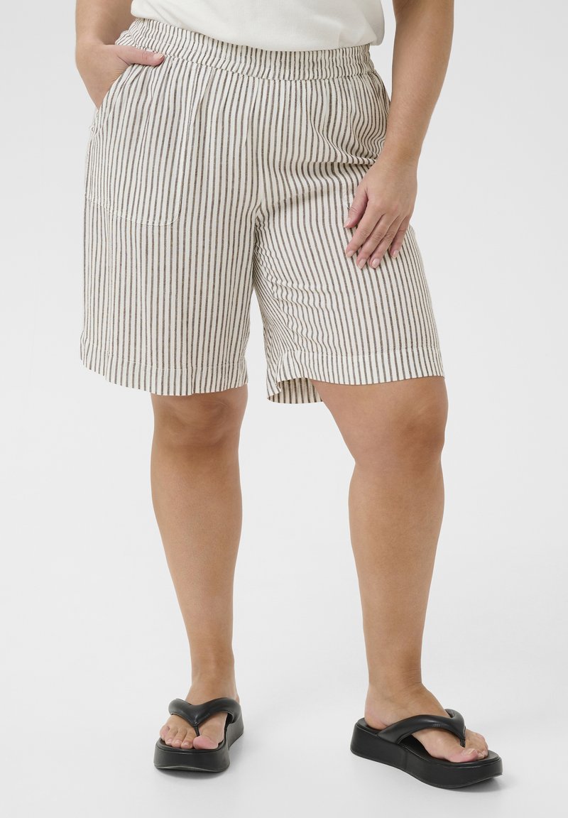 Shorts en mélange de lin crème avec des rayures verticales brunes, dotés d'une taille élastique, de poches latérales et d'une coupe décontractée.