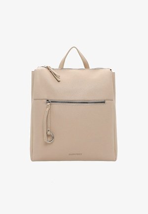 Beige leren rugzak met een getextureerd oppervlak, bovenhandvat, voorzak met ritssluiting en logo op de onderkant. Eenvoudige, rechthoekige vorm.