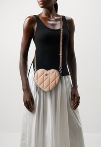 COACH QUILTED HEART  - Torba čez telo - buff