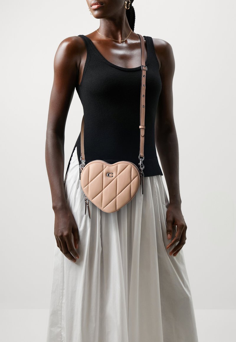 COACH QUILTED HEART  - Torba čez telo - buff
