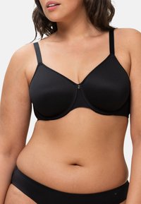 Zwarte gewatteerde bh met verstelbare bandjes, een sluiting aan de voorkant met een klein gouden accent en een gladde afwerking. Ontworpen voor comfort en ondersteuning.
