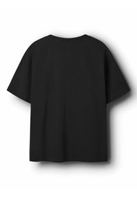 Must musta T-särk lühikeste varrukatega, kerge lõikega, ümmarguse kaelusega, pehmest puuvillamaterjalist ja lihtsa, kaunistusteta disainiga.