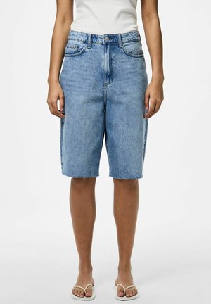 Pantalones cortos bermuda de denim azul con dobladillo deshilachado, diseño clásico de cinco bolsillos y cierre de botón en la cintura. Textura suave, ajuste casual.