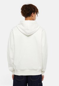 Witte hoodie met een ontspannen pasvorm, geribde manchetten en zoom. Zachte textuur, geen zichtbare patronen, met een eenvoudig en strak design.