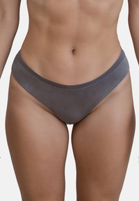 Graue nahtlose Bikiniunterwäsche mit glatter Textur und tiefem Schnitt. Das Design verfügt über einen breiten Bund und einen minimalistischen Stil.