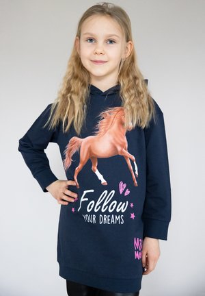 Marineblaues Hoodie-Kleid mit einem bedruckten Pferde-Motiv und dem Text "Folge deinen Träumen", akzentuiert mit rosa Elementen und einem lässigen Schnitt.