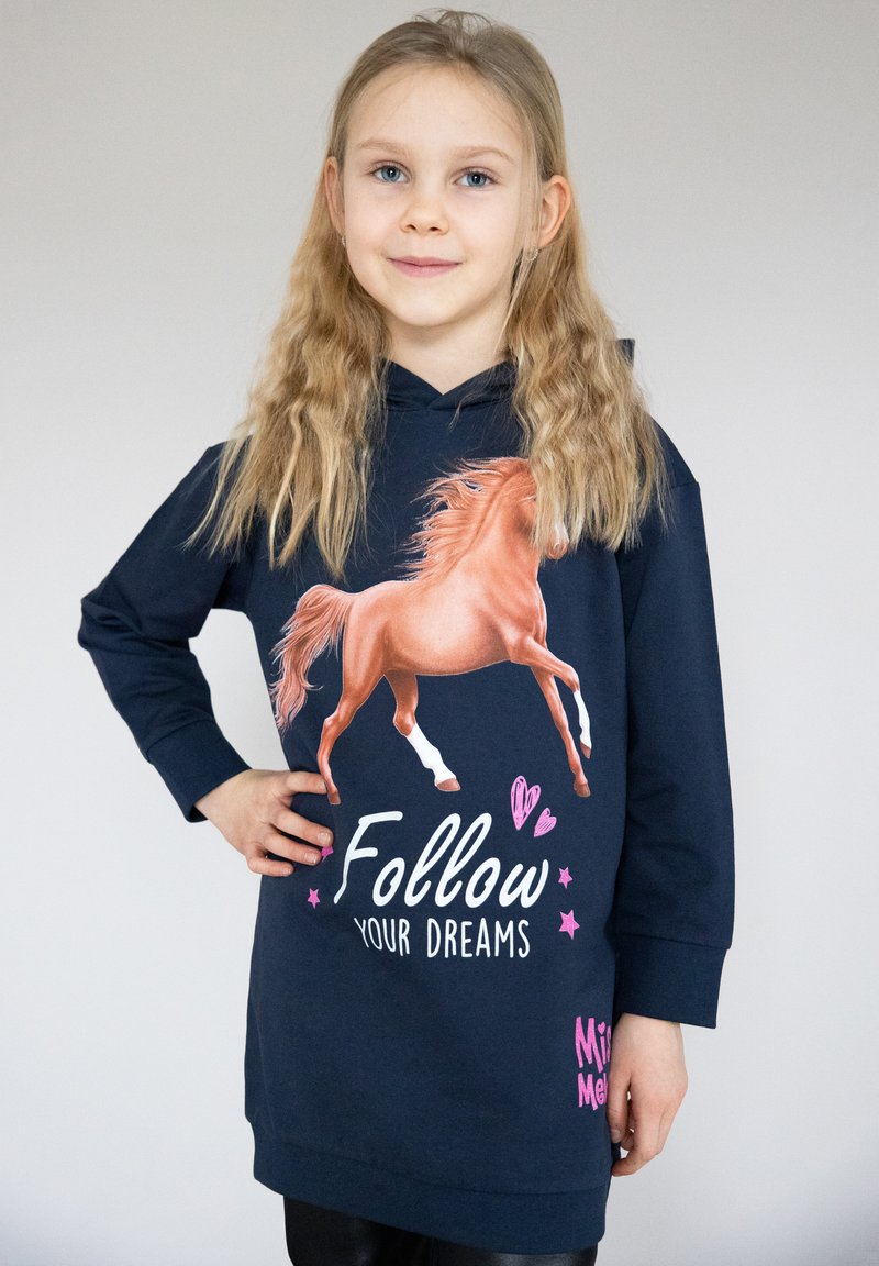 Vestito felpa navy con grafica di un cavallo stampata e testo "Segui i tuoi sogni", con dettagli rosa e vestibilità comoda.
