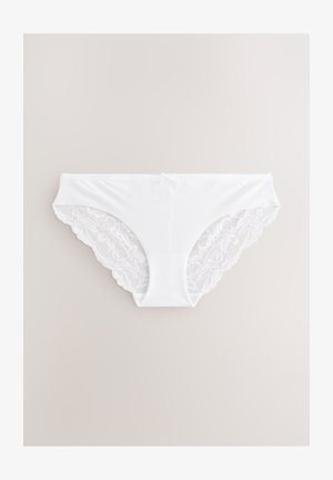 Witte slip met een glad voorpand en verfijnde kanten details aan de zijkanten, met geschulpte randen en een zachte stofstructuur.