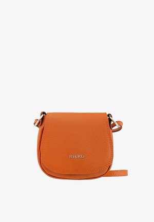 Pequeño bolso bandolera de cuero texturizado naranja con cierre de solapa y logotipo plateado "RYŁKO" en el frente.