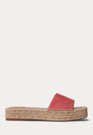 Rode leren slip-on sandaal met gevlochten jute platform en getextureerde zool. Beschikt over een brede band en subtiele geperste branding op het bovenwerk.