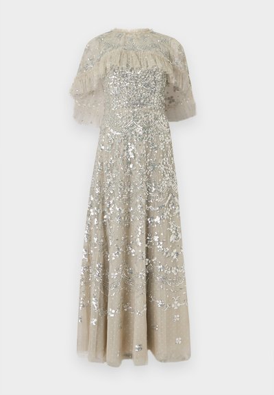 Μπεζ μακρύ φόρεμα με ασημένια λουλουδάτα παγιέτες, διαφανείς μανίκια με βολάν και περίπλοκα κεντητά σχέδια.