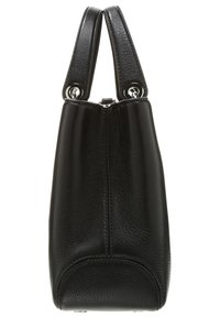 Borsa a tracolla in pelle nera con forma rettangolare e ben definita. Presenta manici corti e accessori in argento. Superficie testurizzata con cuciture visibili.